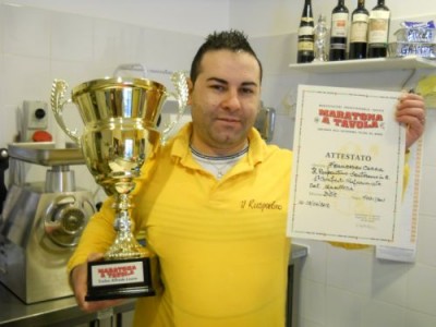 1-Francesco-Cecca-nella-rosticceria-il-Ruspantino-con-la-Coppa-e-lattestato-della-vincita1.jpg