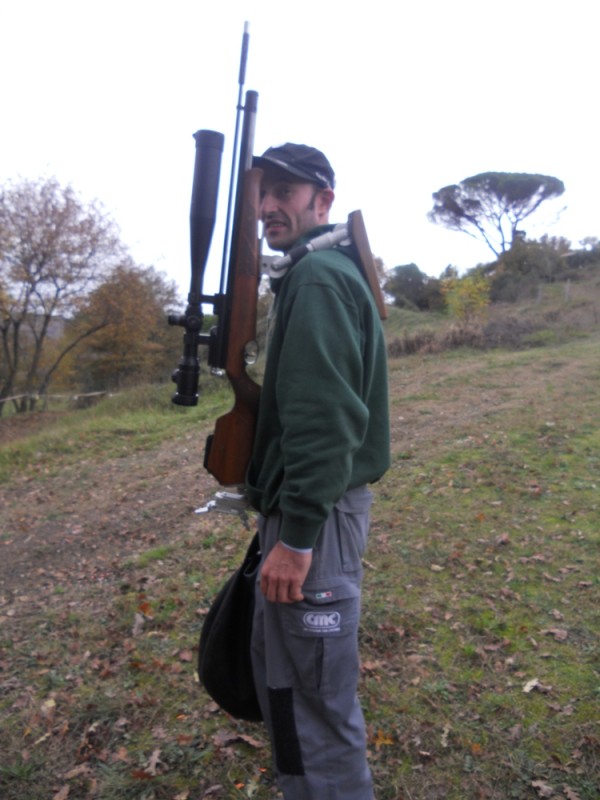 Esempio di come trasportare la carabina in posizione corretta(bocca verso l'alto) senza usare le mani.